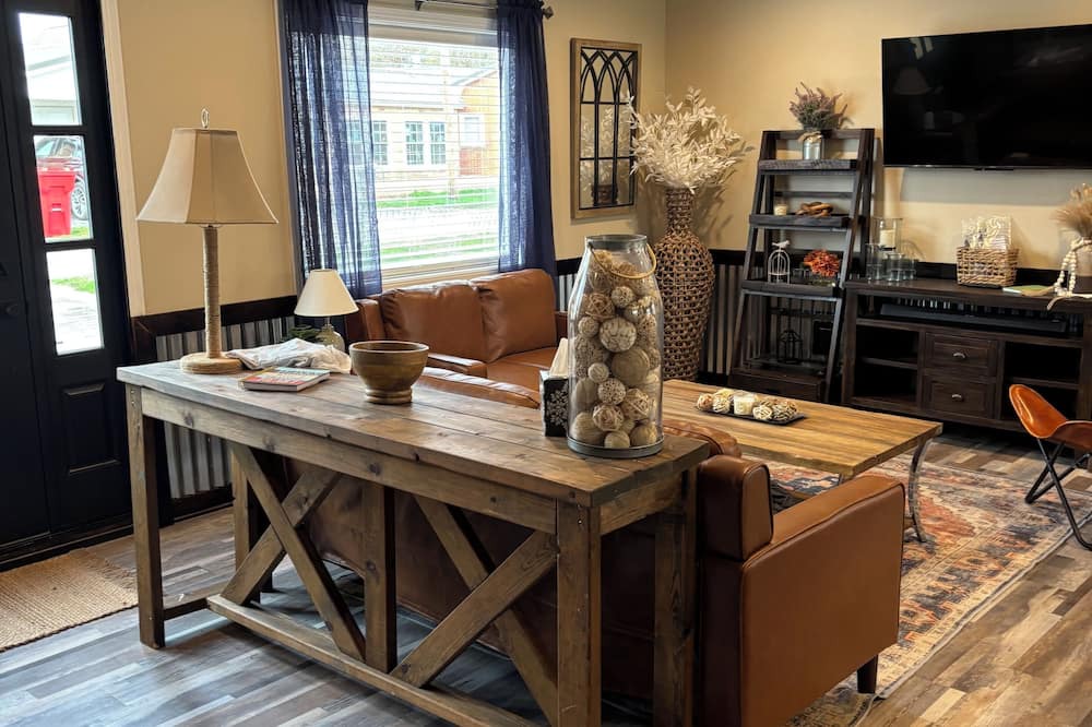 Bass Lake Cottage | Krueger’s cottage with Lake Acess. Newly remodeled.