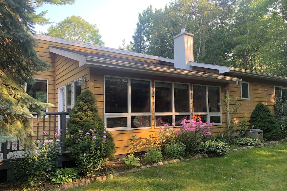 Tiny Cottage | clean all seasons cottage & pet friendly close to beaches