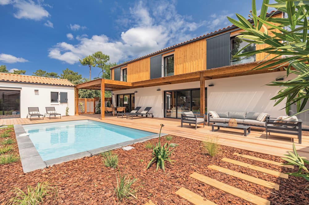 Le Grand-Village-Plage House | New air-conditioned archecte villa, heated pool near beach and shops