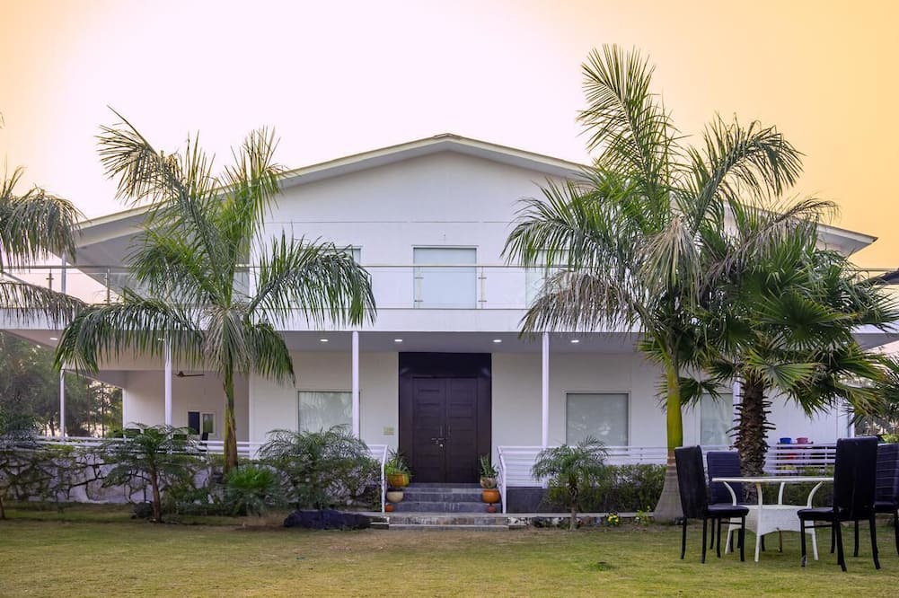 Faridabad Other | Luxurious 4BHK Farmhouse Retreat with Private Pool