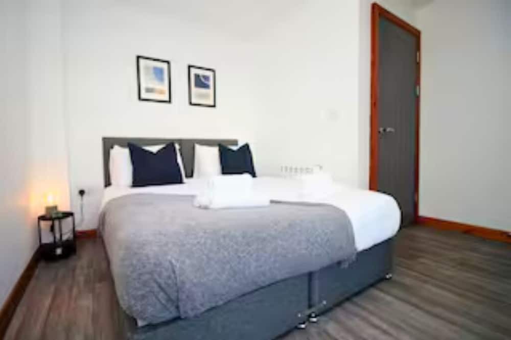Uplands Apartment | 2 Bed Flat, 2 En-Suites, Parking, Sleeps 6