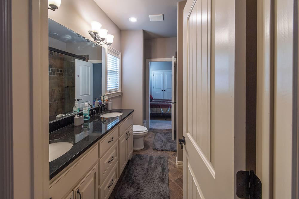Bentonville House | Charming 4-bedroom house in amazing Bentonville with WiFi, AC