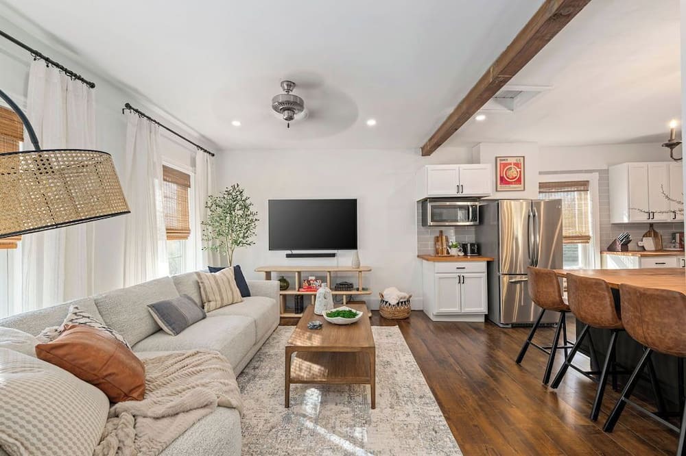North London Apartment | Cozy Luxe Apartment Near Western & St. Joseph’s