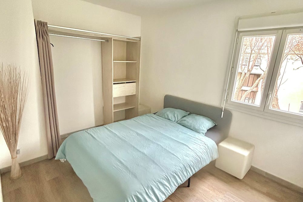 Vitrolles Apartment | 90m2 2-bedroom apartment with dressing rooms and private jacuzzi near Marseille.