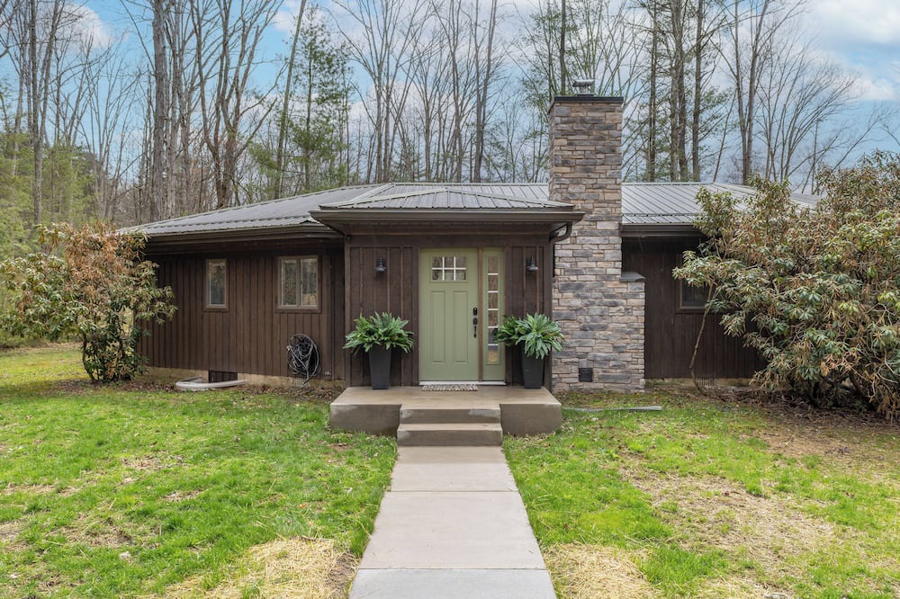 Mattawana House | Charming 4-bedroom house on 16+ Acres with Creek, Hiking Trails and Hot Tub