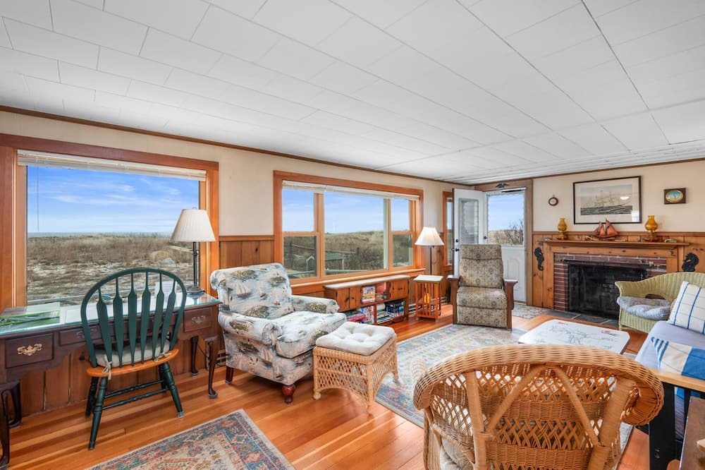 Sagamore Beach Cottage | Dog-friendly oceanfront 3-Bedroom Cottage with AC and Stunning Views