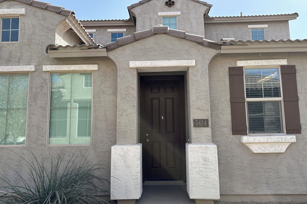 Estrella House | 3BR Home w/AC, WiFi, 75" TV + Extra Air Mattresses – Comfort for the Whole Crew!