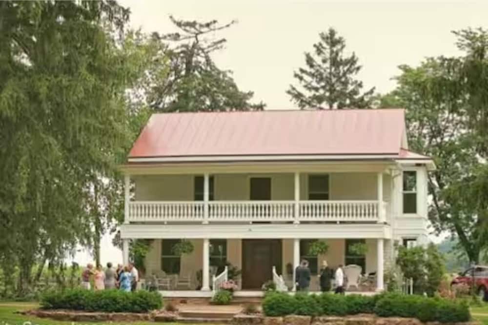 Leland Other | Sugarland Mansion - Built in 1850, 3BR renovated farmhouse on 10 acres + stream