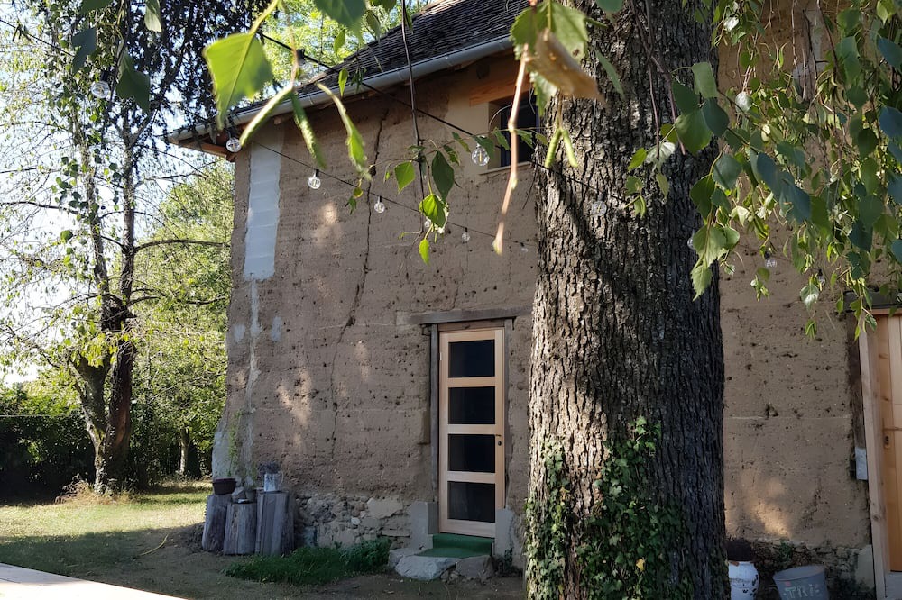 Les Abrets en Dauphine Cottage | Cottage 'Les Petites Bottes' with Mountain View and Private Garden
