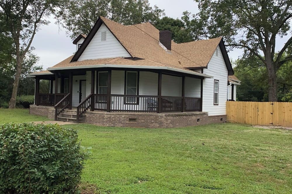 Whiteville House | Marvelous 8 BR Home in Breathtaking Whiteville TN. Extraordinary Parking