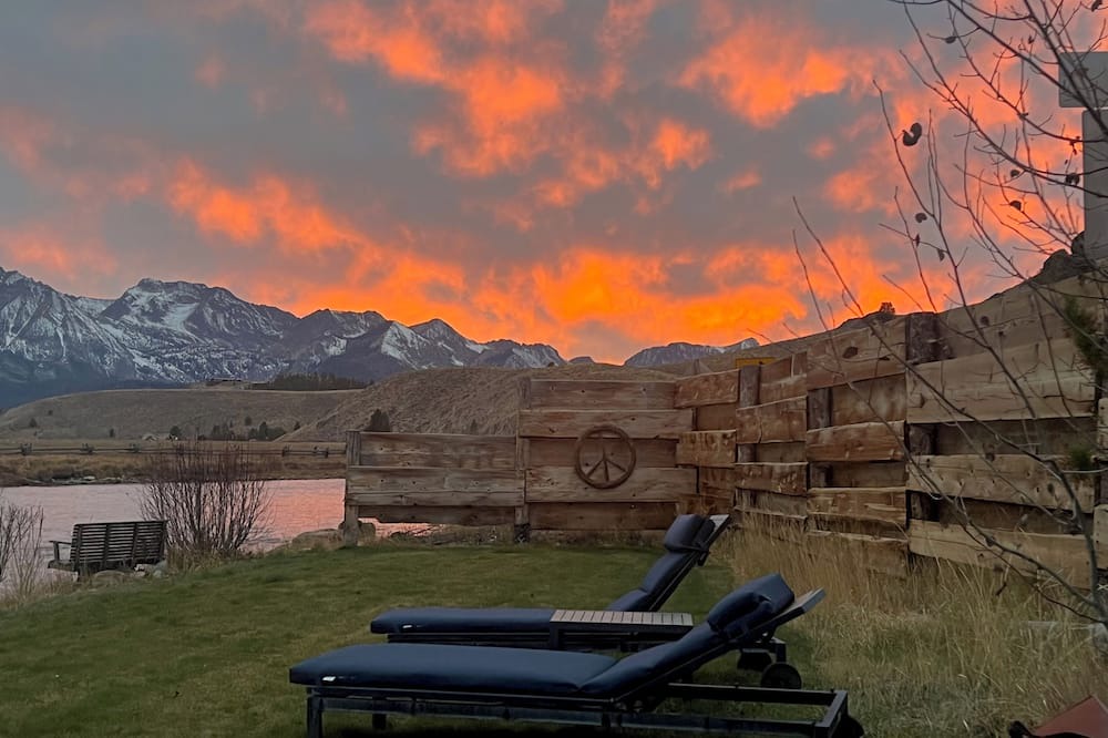 Stanley Cabin | A unique & tranquil newly renovated gem in the Sawtooths on the Salmon River