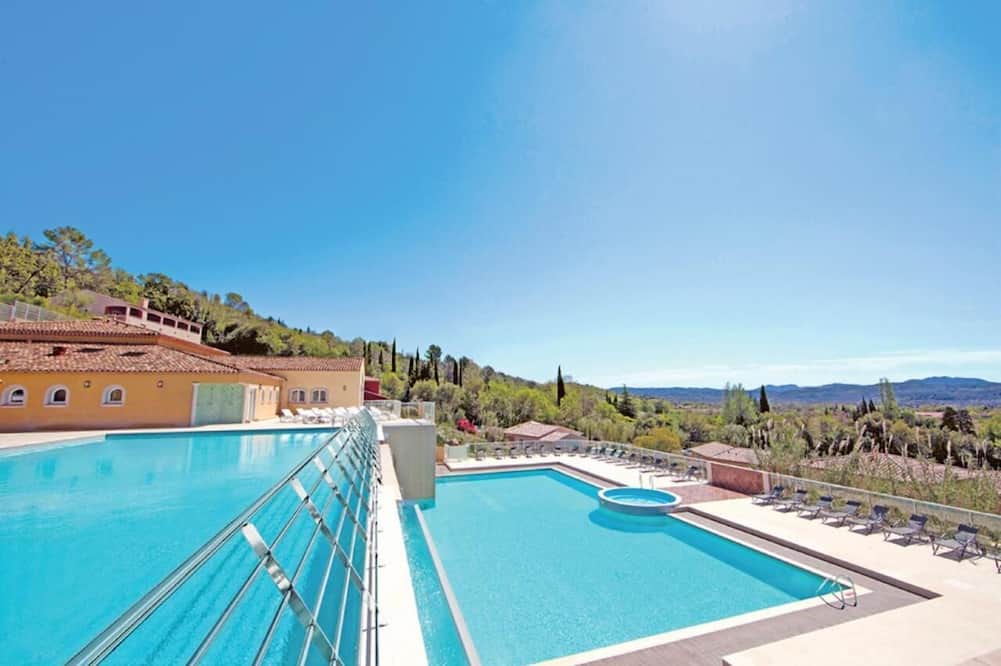Tourrettes Apartment | Air-conditioned apartment with swimming pool in a tourist residence in Callian