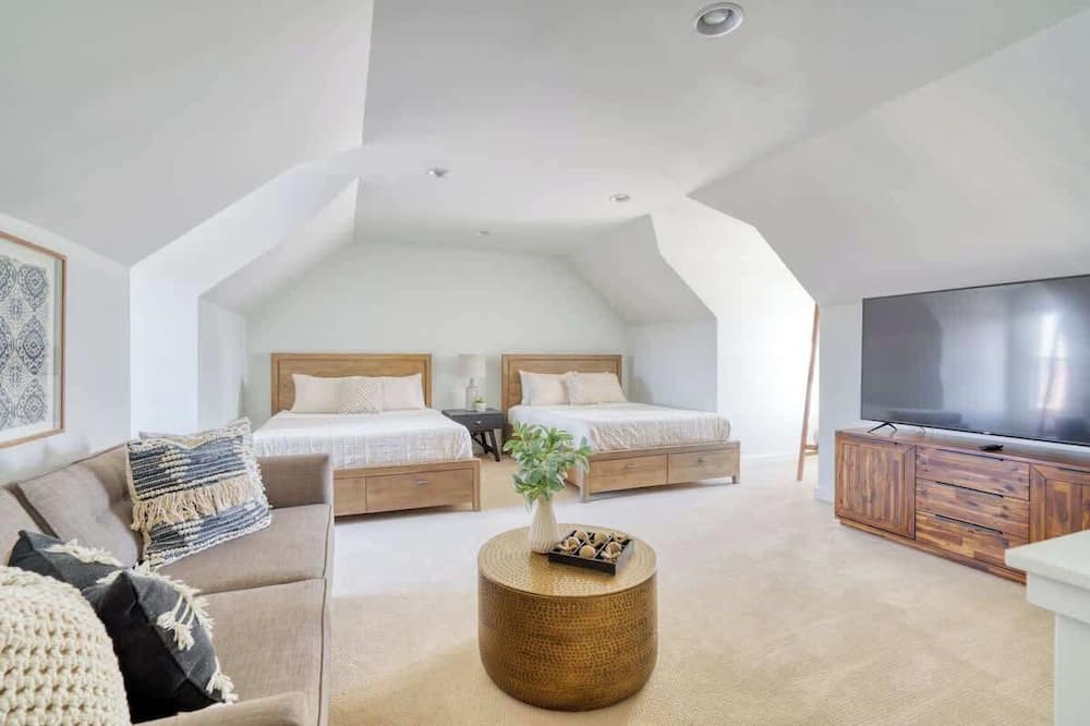 North Tabor House | Spacious Townhome Combination for the Whole Family