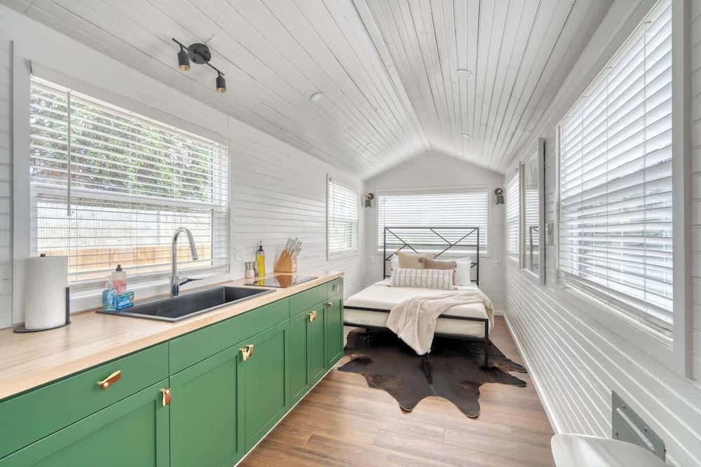 Overlook Apartment | Noir-Emerald: Modern TinyLux in Portland
