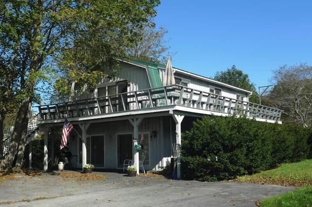 Boothbay Harbor Apartment | Hove To - Upstairs - Close to Downtown Boothbay Harbor!