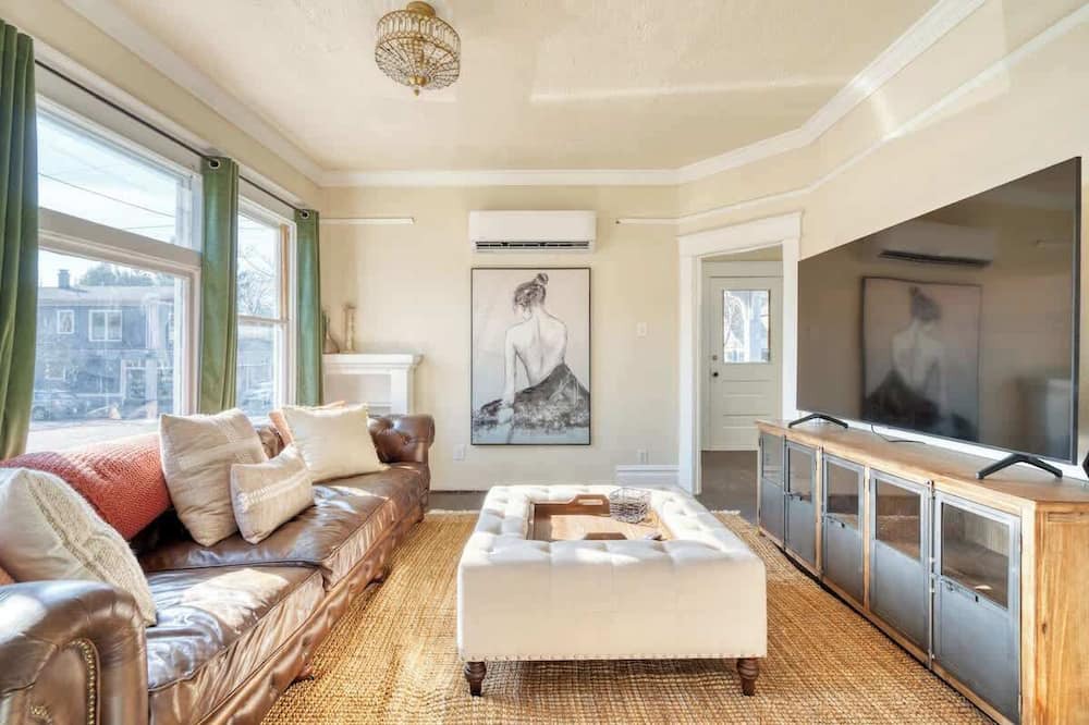 Kerns House | Dream Two-Bedroom in Laurelhurst ~ 97 WalkScore