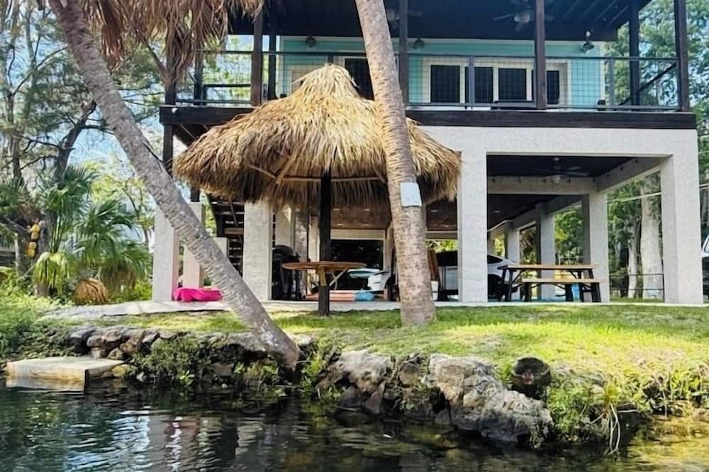 Weeki Wachee Gardens House | Weeki Tiki House: Laid-back paradise on the Weeki Wachee River
