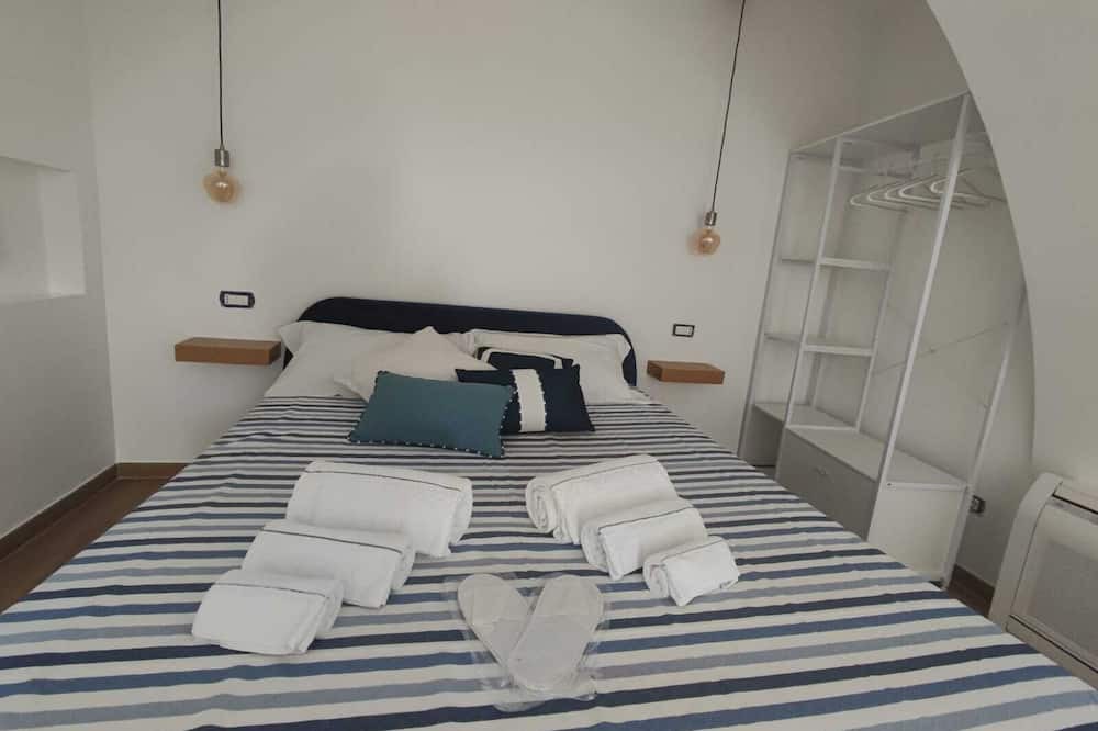 Pontone House | Spoil yourself with this charming accommodation and its elegant decor.