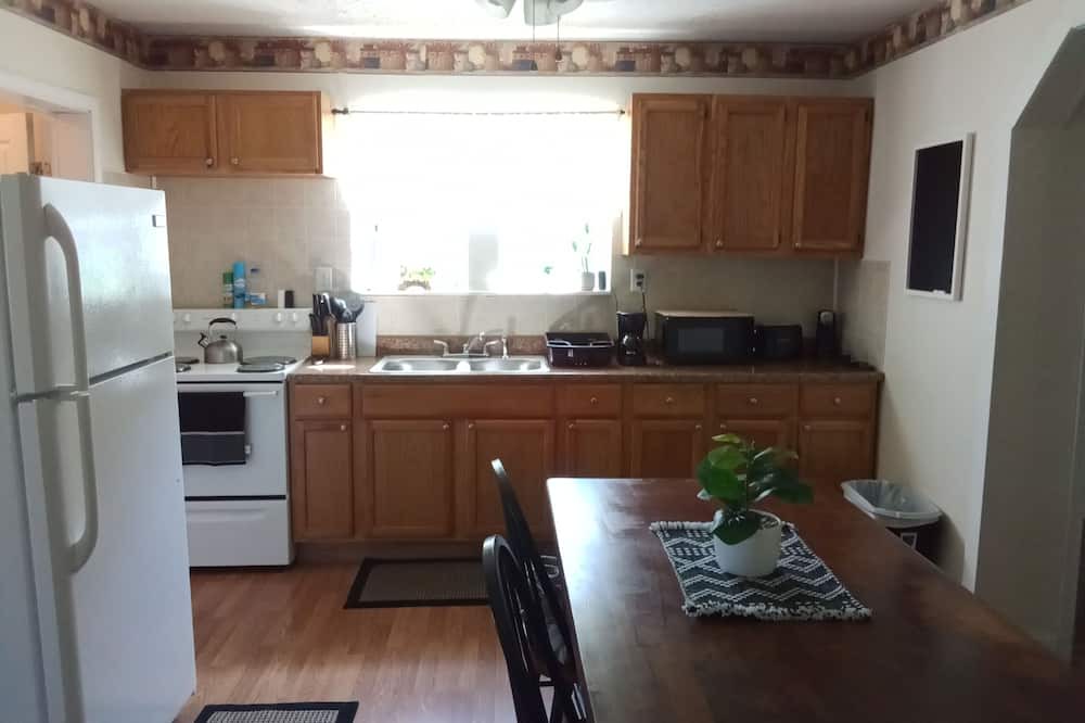 Redstar House | Charming 3-bedroom house in Scarbro with WiFi