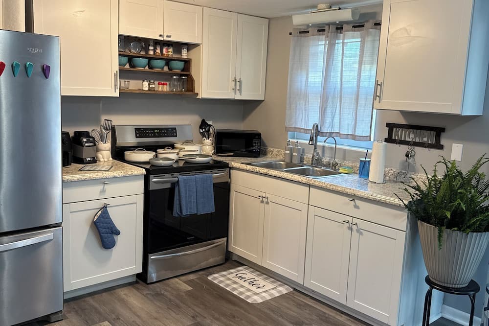 Pine Ridge House | Charming spacious 2-bedroom cottage in the heart of Beverly Hills, Florida .