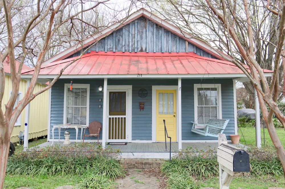 Natchez Cottage | Shanty Bellum Too | 2/1, Washer/Dryer, Full Kitchen