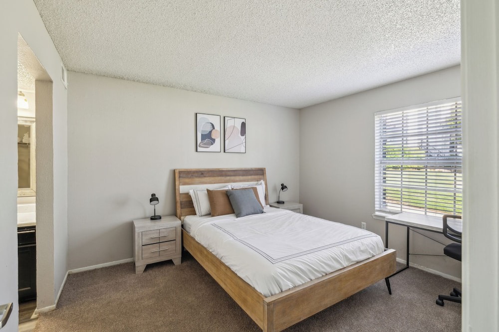 Bedford Apartment | 3001 Crystal Springs 614 I Spacious 1 Bed 1 Bath