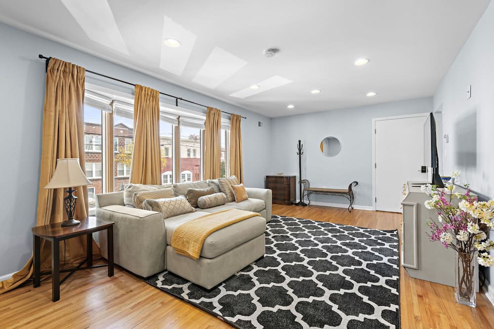 Lyndhurst Apartment | Spacious 3BR w/Parking, Pool Access & Easy Commute to NYC – Monthly Stays