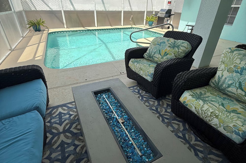Harris House | Villa Sunshine: Elegant & Modern 4BR Pool House