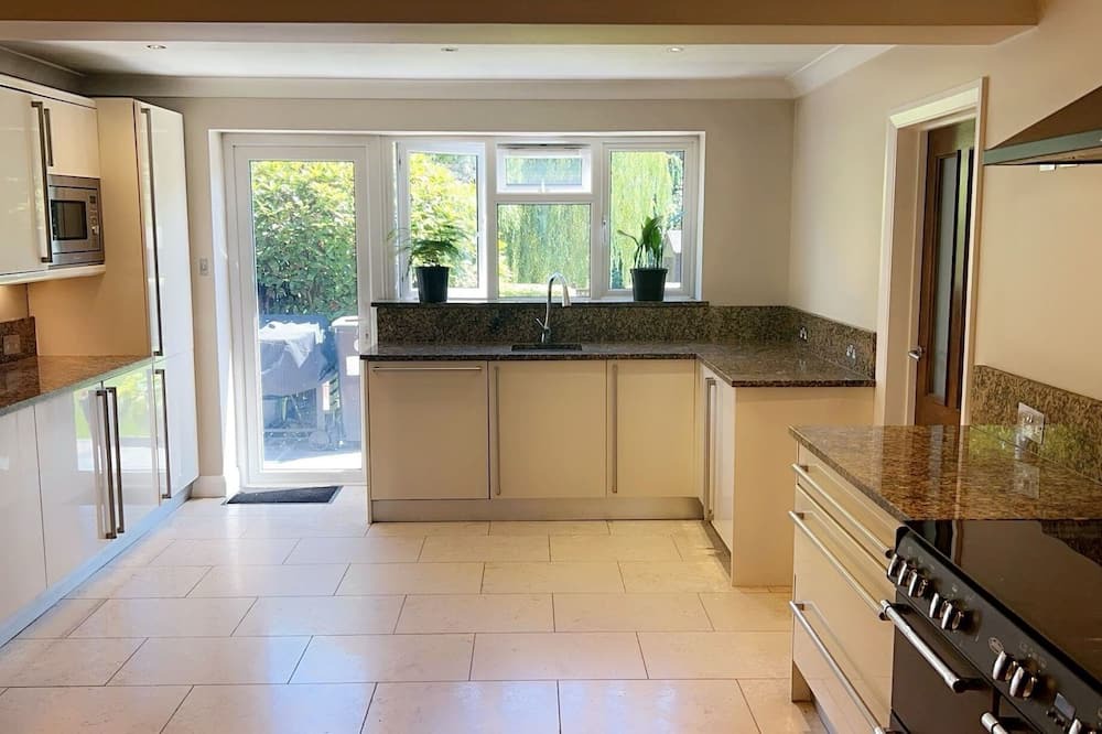 Enfield Lock House | Modern Canal-View 4 Bedroom Home in London