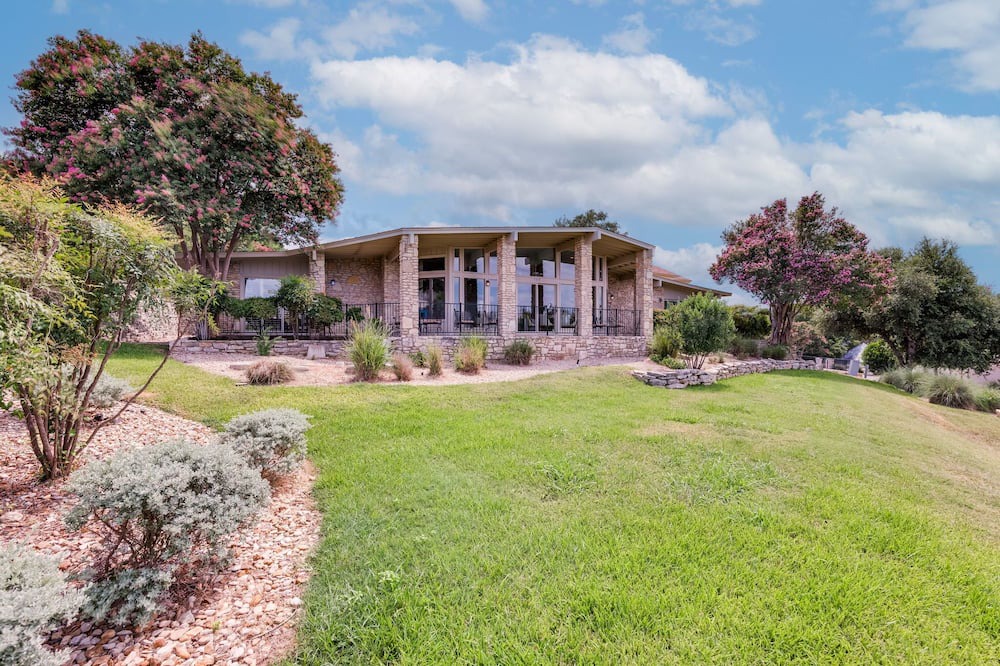 Lakeway House | ﻿Old Lakeway with Lake View and Swim Spa. 30 Day Minimum.