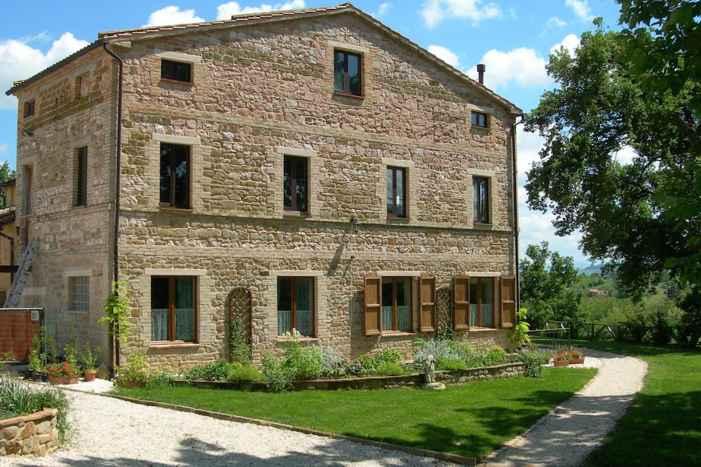 San Ginesio Apartment | Spacious 2-bedroom apartment with wonderful views of the Sibillini Mountains