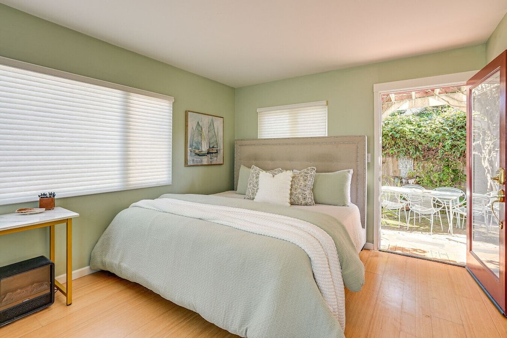Westside Santa Cruz Apartment | Modern Santa Cruz Studio Near Beach + Hot Tub