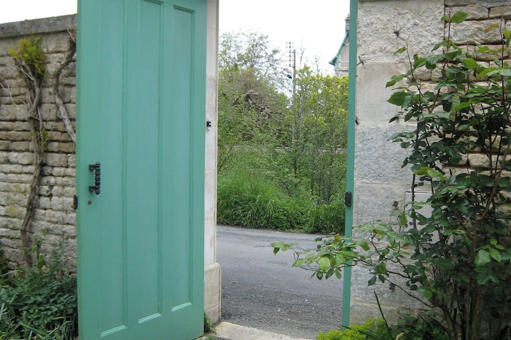 Tour Chabot Gavacherie Bed & Breakfast | Chambre d'hôte L'horizon 33m2, waterfront, free parking 5mn from Les Halles