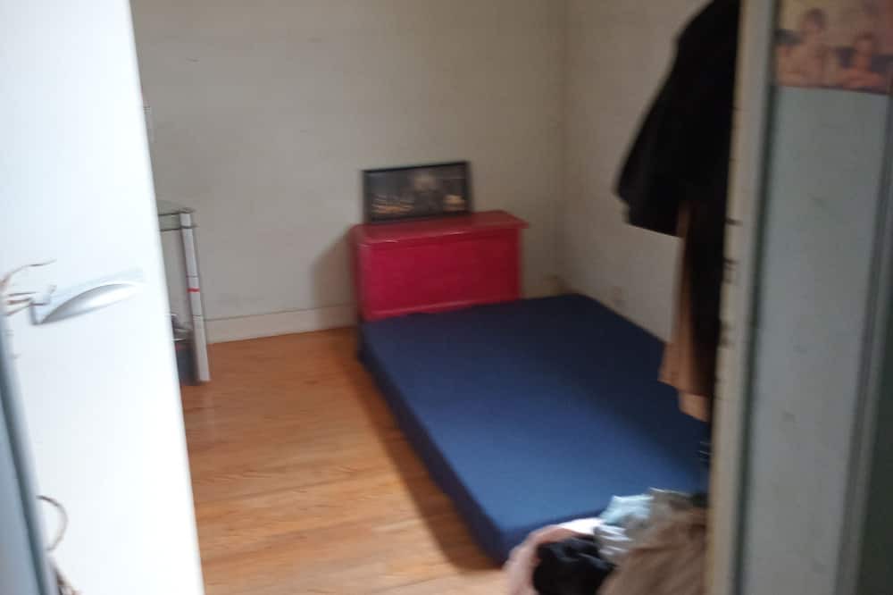 Maisons-Alfort Bed & Breakfast | 1 room in a shared apartment