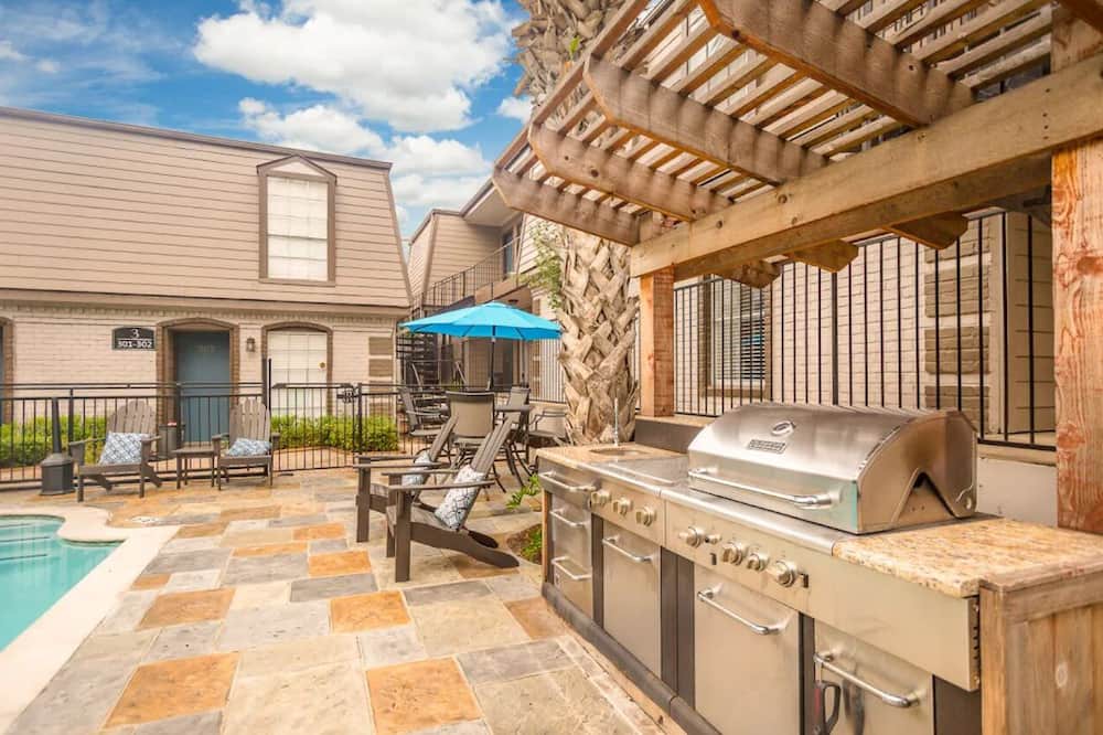 Spring Branch East Apartment | 2-bedroom Apartment Uptown with WiFi, Fitness Room, Pool, AC, Crib, WFH friendly