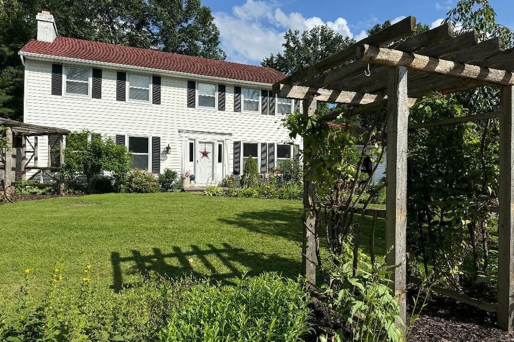 Green Bay House | Entertainment paradise! 4-bedroom home only 5 miles from Lambeau Field & airport