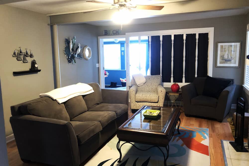 Homerville Cottage | Charming 4-bedroom cottage with WiFi and AC in Chippewa Lake