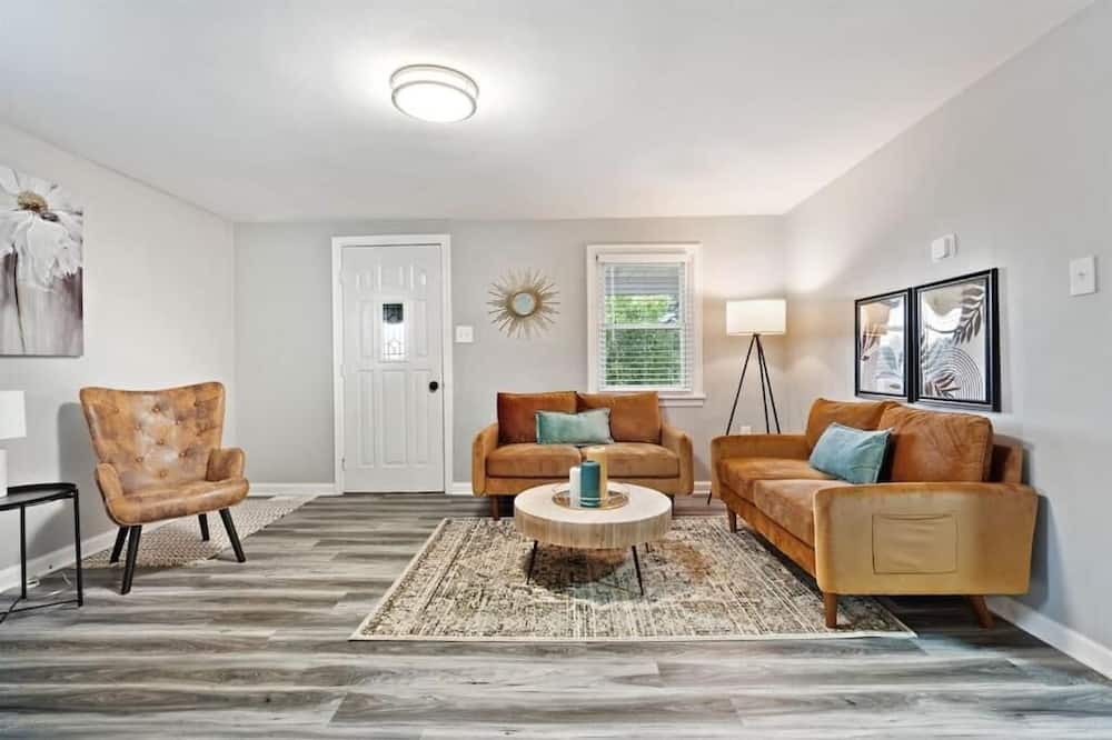 West Mifflin House | Luxury 4-bedroom Family House in West Mifflin