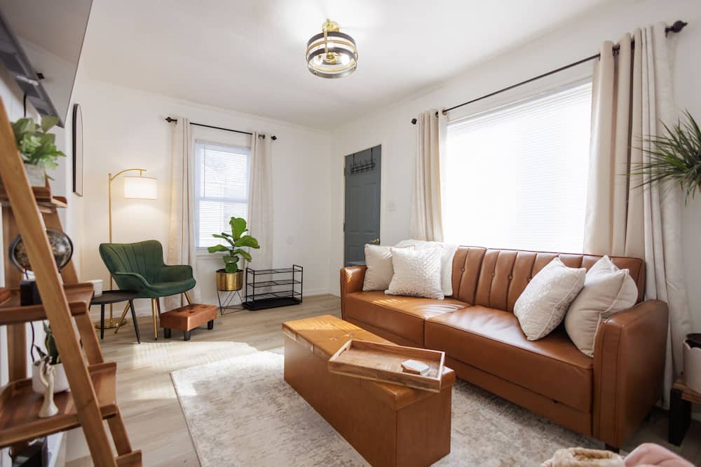 Aroma Park House | 2-bedroom house in charming Aroma Park with AC, WiFi.