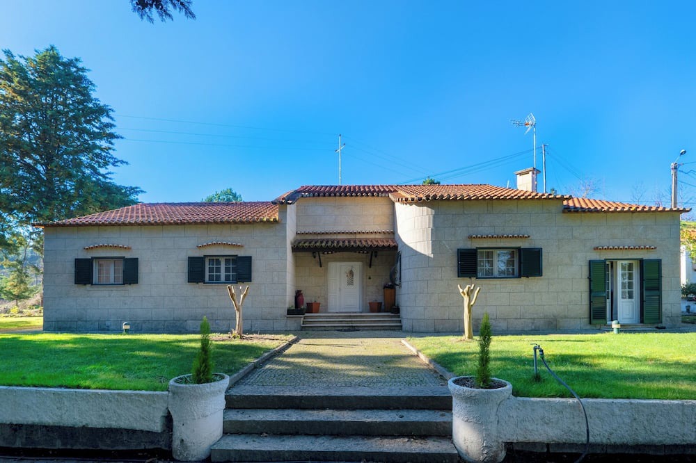 Chaves Apartment | Modern 4-Bedroom Retreat in Chaves