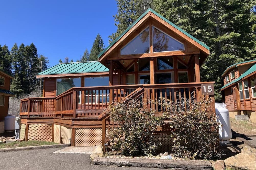 Ashland House | Cabin #15 at Hyatt Lake Resort
