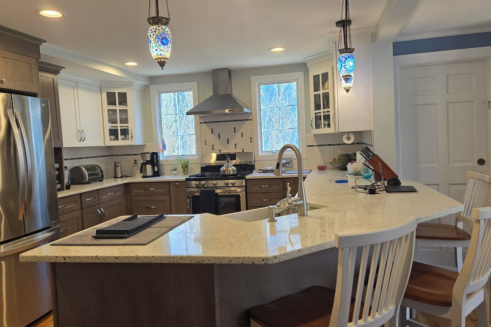 Lexington House | Boston adjacent,spacious 5-bedroom house with AC in charming historic Lexington