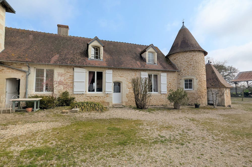 Scoury Cottage | Comfortable Nature Retreat in Arpheuilles with Parking