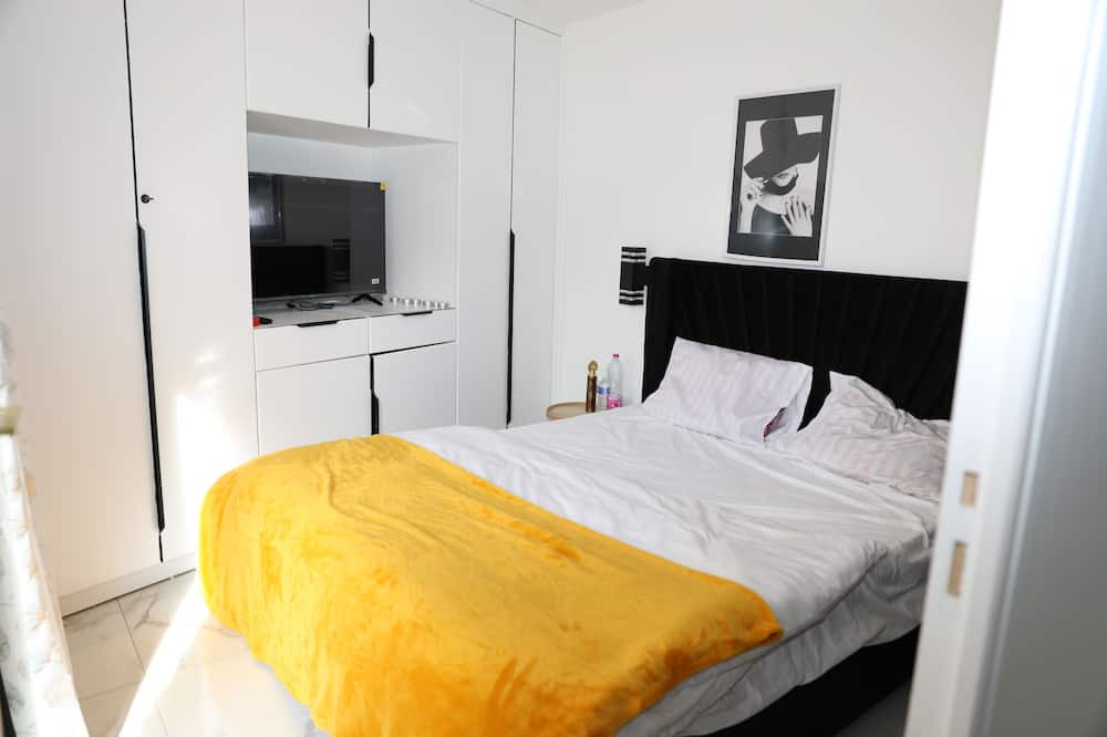 Le Bourget Apartment | Lux Black&White 15 Min To Paris & CDG