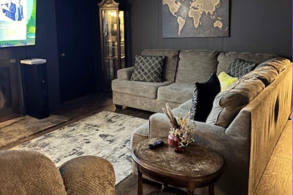 Osceola House | Your family will be close to everything at this centrally-located, charming 3-bd