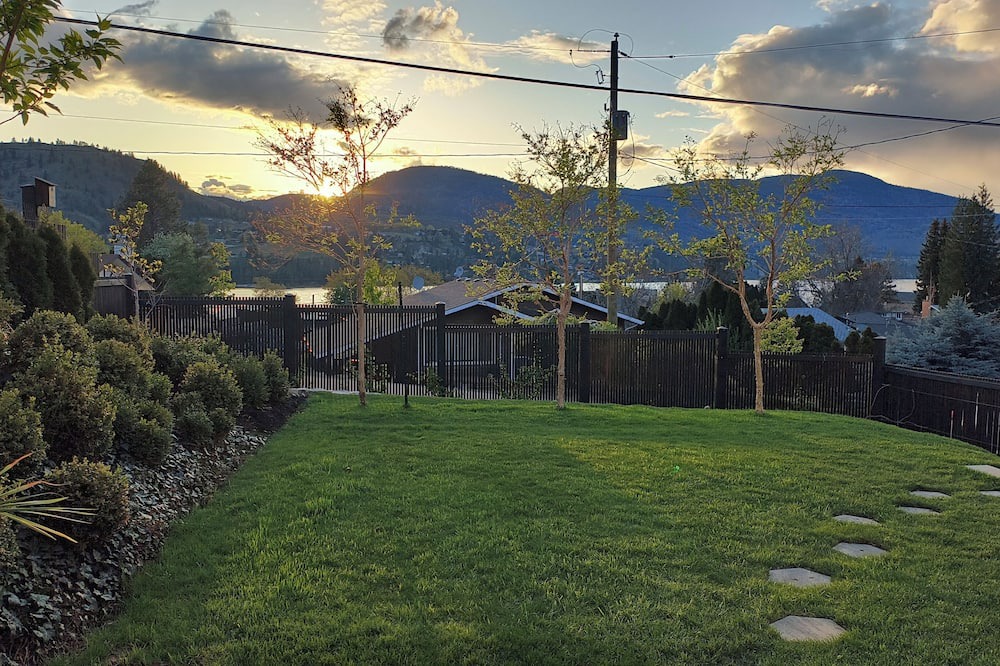 Okanagan-Similkameen Bed & Breakfast | Villa Carmel- Garden Suite 1 minute walk to Skaha Lake