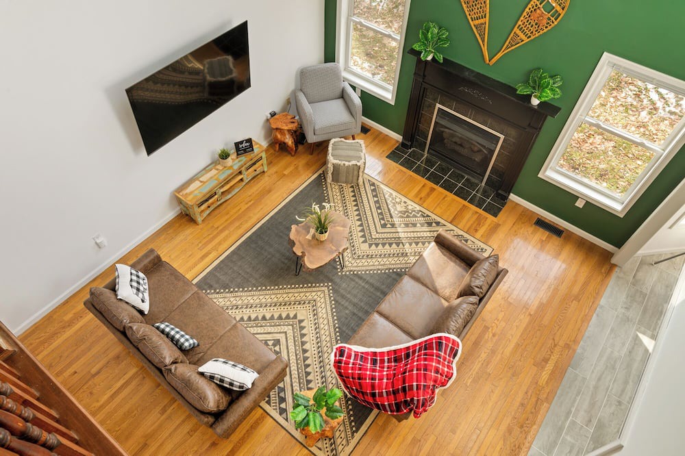 Tobyhanna House | Pet-Friendly Villa-FirePit-HotTub-Sleeps14