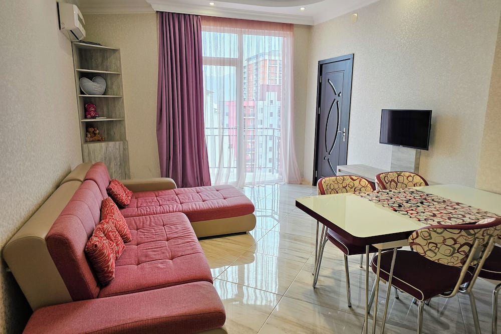 New Boulevard Apartment | Spacious 1-Bedroom Apartment 5-Min Walk to the Sea
