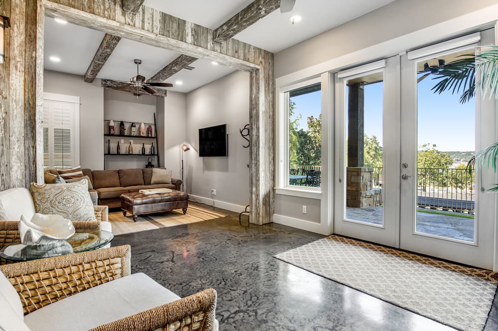Spicewood Villa | Huge luxury villa with lake views, outdoor kitchen, alfresco patio, bunk room