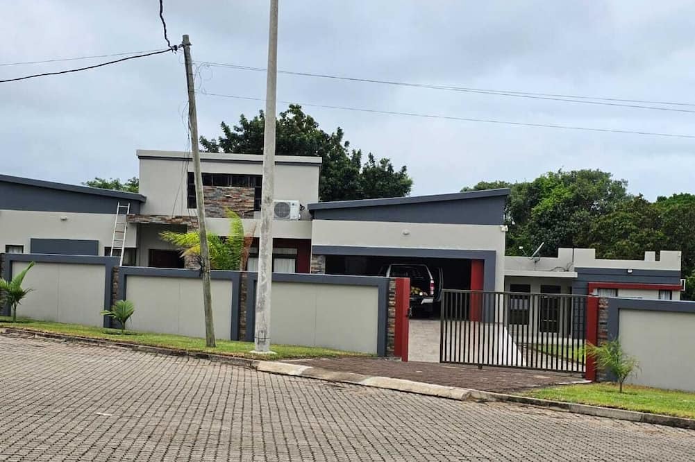 Gueima House | 3-bedroom house in enchanting Praia Do Bilene with WiFi, AC